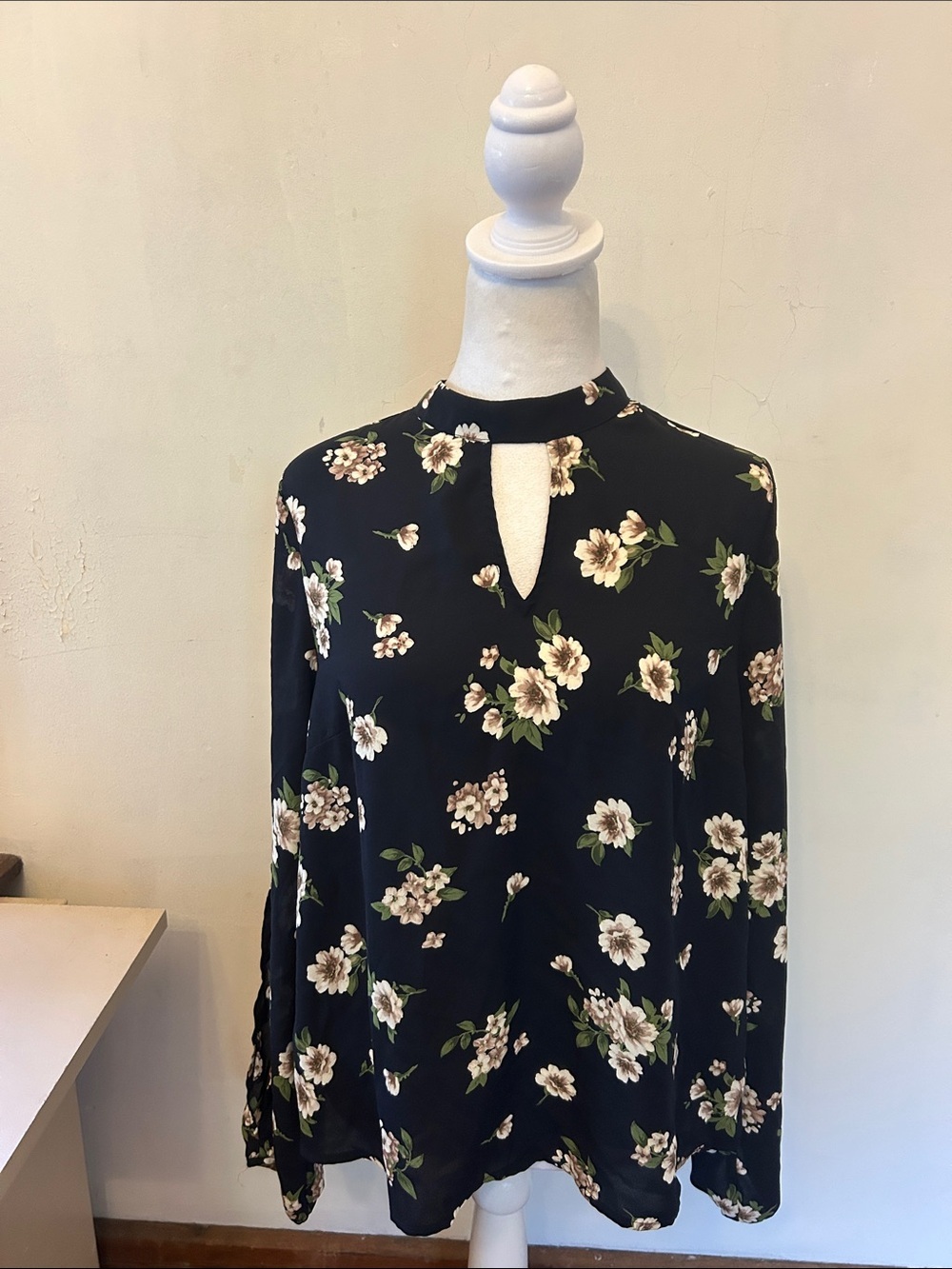 Monteau navy blue Floral cut out long sleeve Blouse Size L EUC